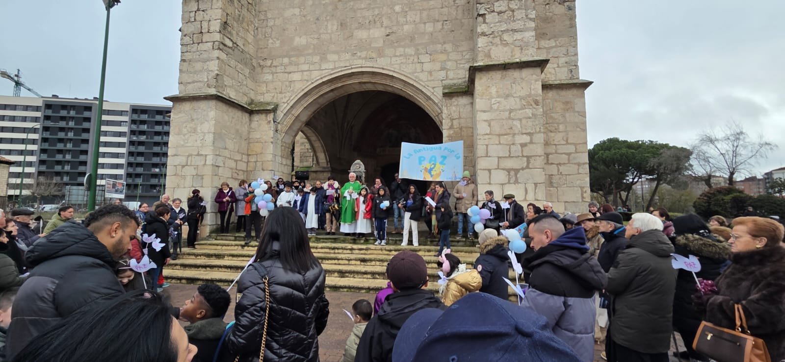 Comunidad reunida a las puertas de la iglesia